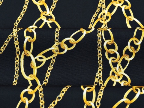 czarny jedwab w złote łańcuszki