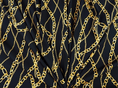czarny jedwab w złote łańcuszki