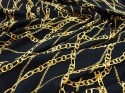 czarny jedwab w złote łańcuszki
