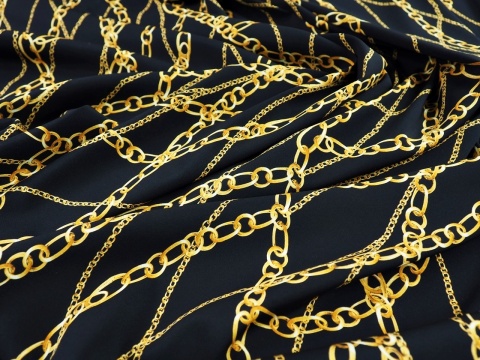czarny jedwab w złote łańcuszki