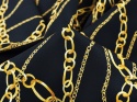 czarny jedwab w złote łańcuszki