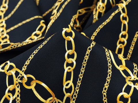 czarny jedwab w złote łańcuszki