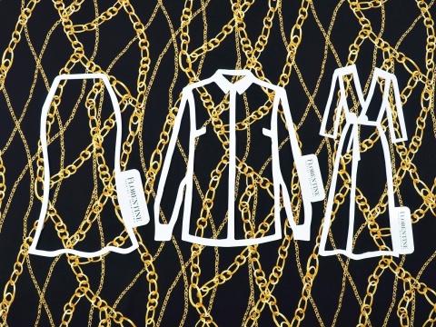 czarny jedwab w złote łańcuszki