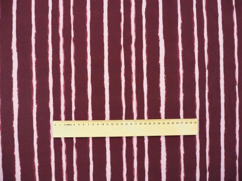 burgundowy jedwab w jasne, pionowe paski