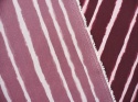 burgundowy jedwab w jasne, pionowe paski