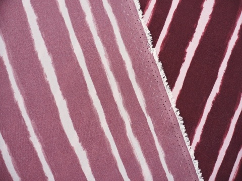 burgundowy jedwab w jasne, pionowe paski