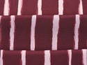 burgundowy jedwab w jasne, pionowe paski