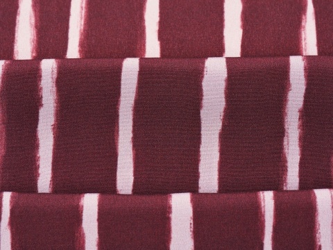 burgundowy jedwab w jasne, pionowe paski