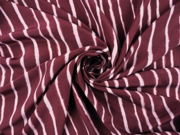 burgundowy jedwab w jasne, pionowe paski
