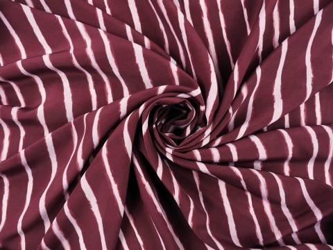 burgundowy jedwab w jasne, pionowe paski