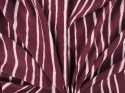 burgundowy jedwab w jasne, pionowe paski
