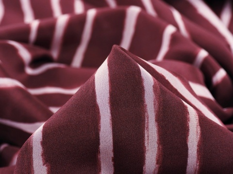 burgundowy jedwab w jasne, pionowe paski