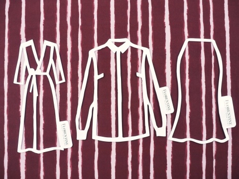 burgundowy jedwab w jasne, pionowe paski