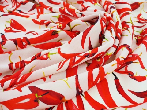biały jedwab w czerwone papryczki chili