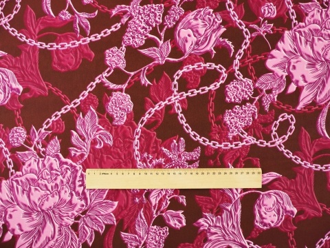 bordowy jedwab w róże peonie i łańcuszki