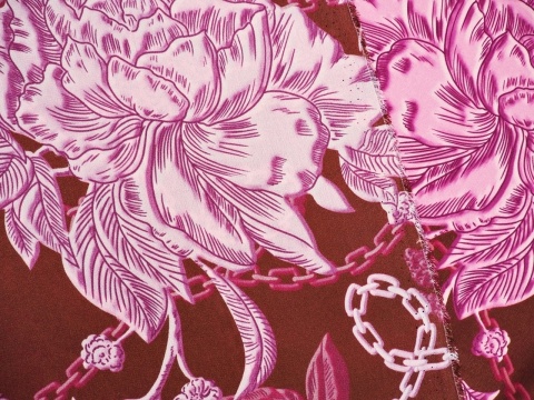 bordowy jedwab w róże peonie i łańcuszki