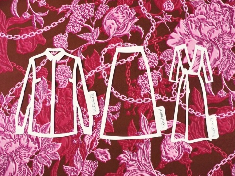 bordowy jedwab w róże peonie i łańcuszki