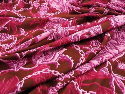 bordowy jedwab w róże peonie i łańcuszki