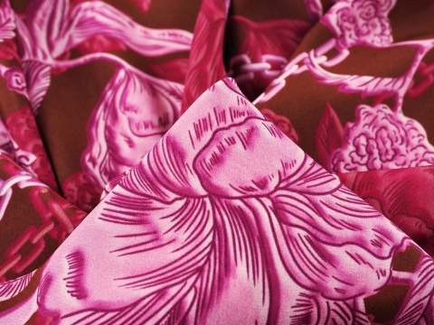 bordowy jedwab w róże peonie i łańcuszki