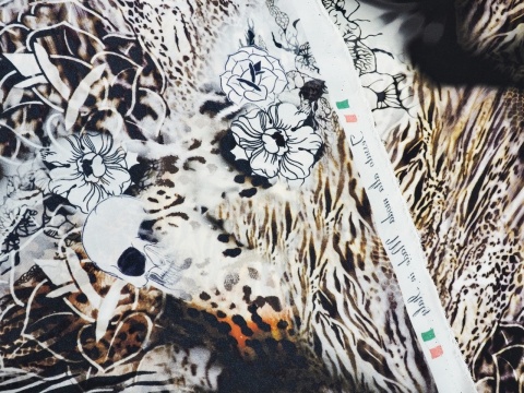 jedwab w zwierzęce motywy oraz kwiaty i czaszki