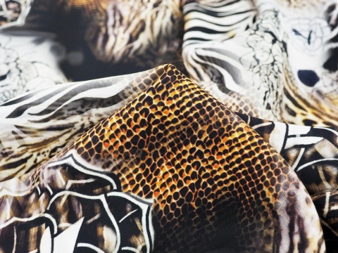 jedwab w zwierzęce motywy oraz kwiaty i czaszki