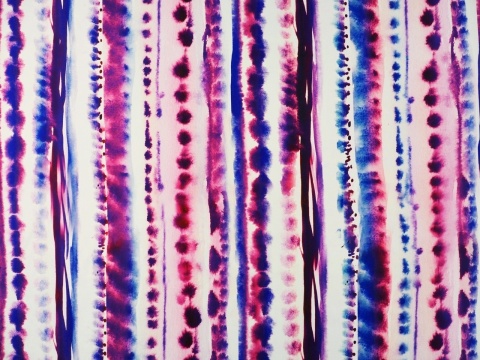 biały jedwab w pionowe, akwarelowe pasy - fioletowe i niebieskie