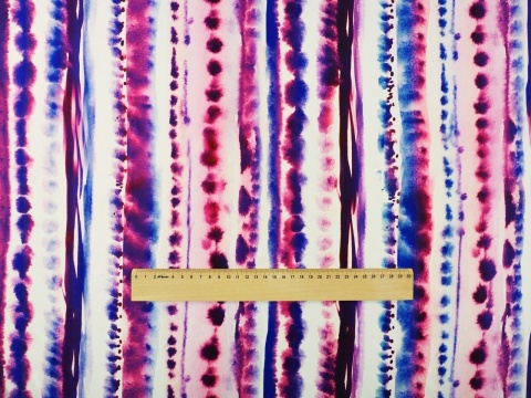 biały jedwab w pionowe, akwarelowe pasy - fioletowe i niebieskie