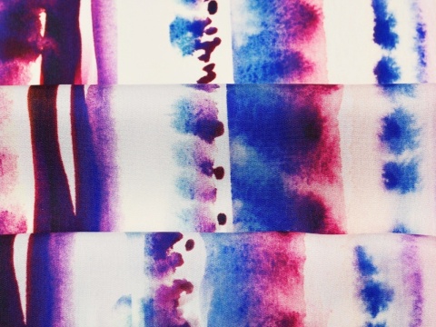 biały jedwab w pionowe, akwarelowe pasy - fioletowe i niebieskie