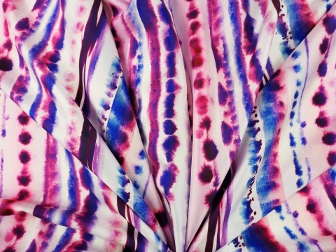 biały jedwab w pionowe, akwarelowe pasy - fioletowe i niebieskie