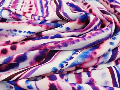 biały jedwab w pionowe, akwarelowe pasy - fioletowe i niebieskie