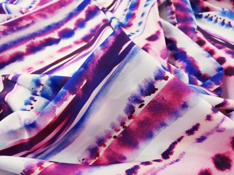 biały jedwab w pionowe, akwarelowe pasy - fioletowe i niebieskie