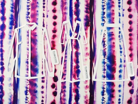 biały jedwab w pionowe, akwarelowe pasy - fioletowe i niebieskie