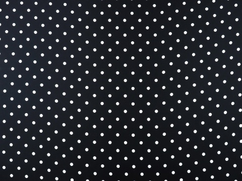 czarny jedwab w białe kropki