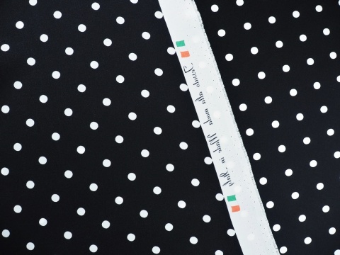 czarny jedwab w białe kropki