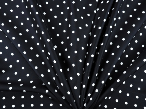 czarny jedwab w białe kropki