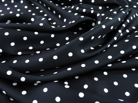 czarny jedwab w białe kropki