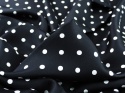 czarny jedwab w białe kropki