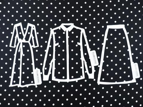 czarny jedwab w białe kropki