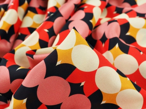 jedwab w geometryczny deseń w stylu retro