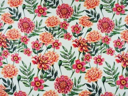 jedwab w kwiaty o ciepłych kolorach na białym tle