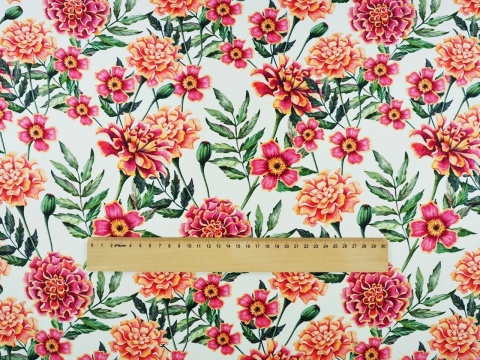 jedwab w kwiaty o ciepłych kolorach na białym tle