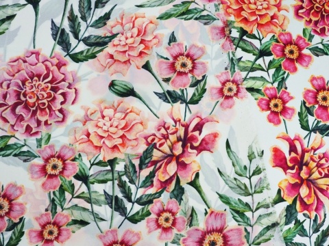 jedwab w kwiaty o ciepłych kolorach na białym tle