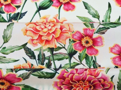 jedwab w kwiaty o ciepłych kolorach na białym tle