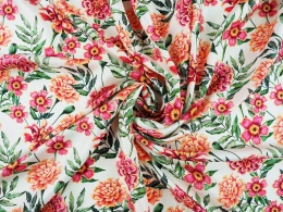 jedwab w kwiaty o ciepłych kolorach na białym tle