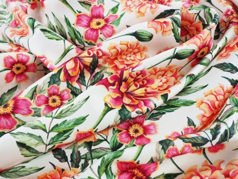 jedwab w kwiaty o ciepłych kolorach na białym tle