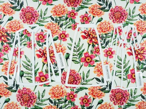 jedwab w kwiaty o ciepłych kolorach na białym tle