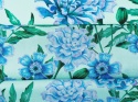 miętowy jedwab w niebieskie kwiaty