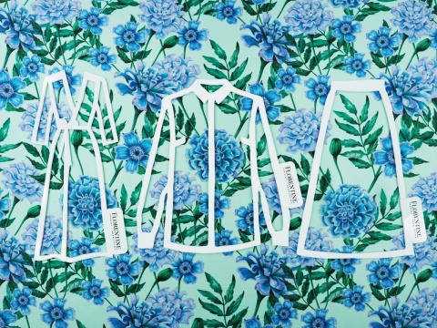 miętowy jedwab w niebieskie kwiaty