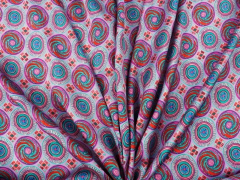 fioletowa satyna jedwabna w ozdobne koła w stylu etno