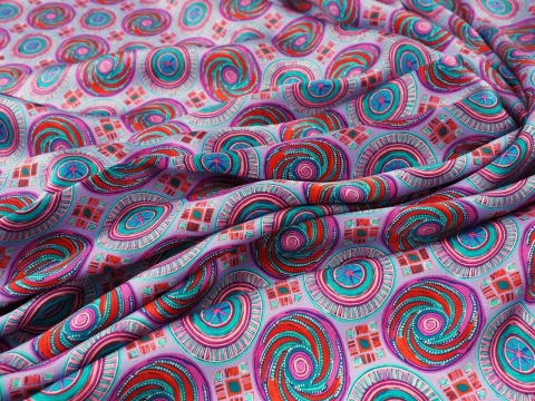 fioletowa satyna jedwabna w ozdobne koła w stylu etno